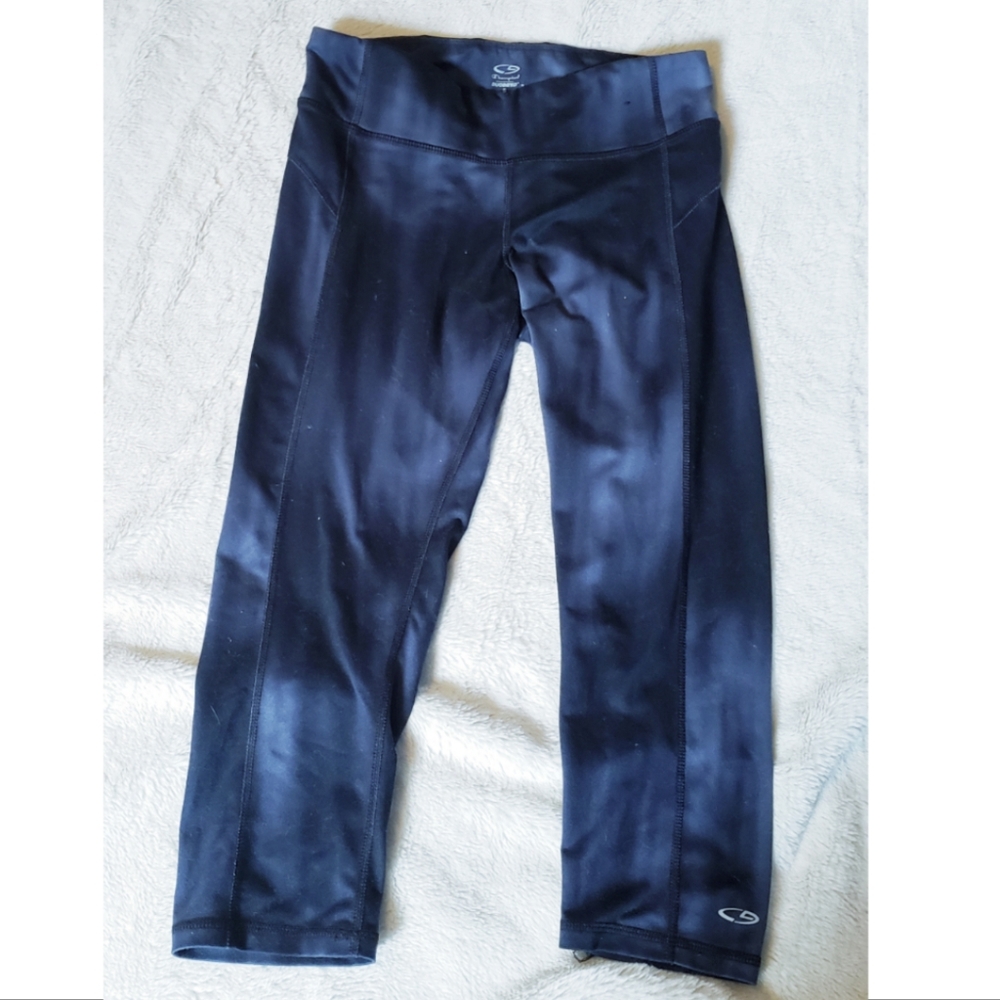Small athletic capri leggings